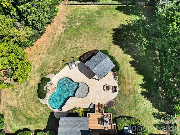 4th image of 900 Saddle Ridge Rd