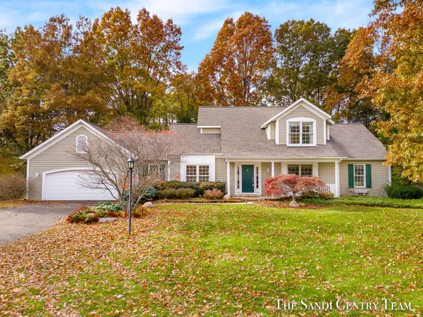 72 Bay Circle Dr, Holland, MI 49424