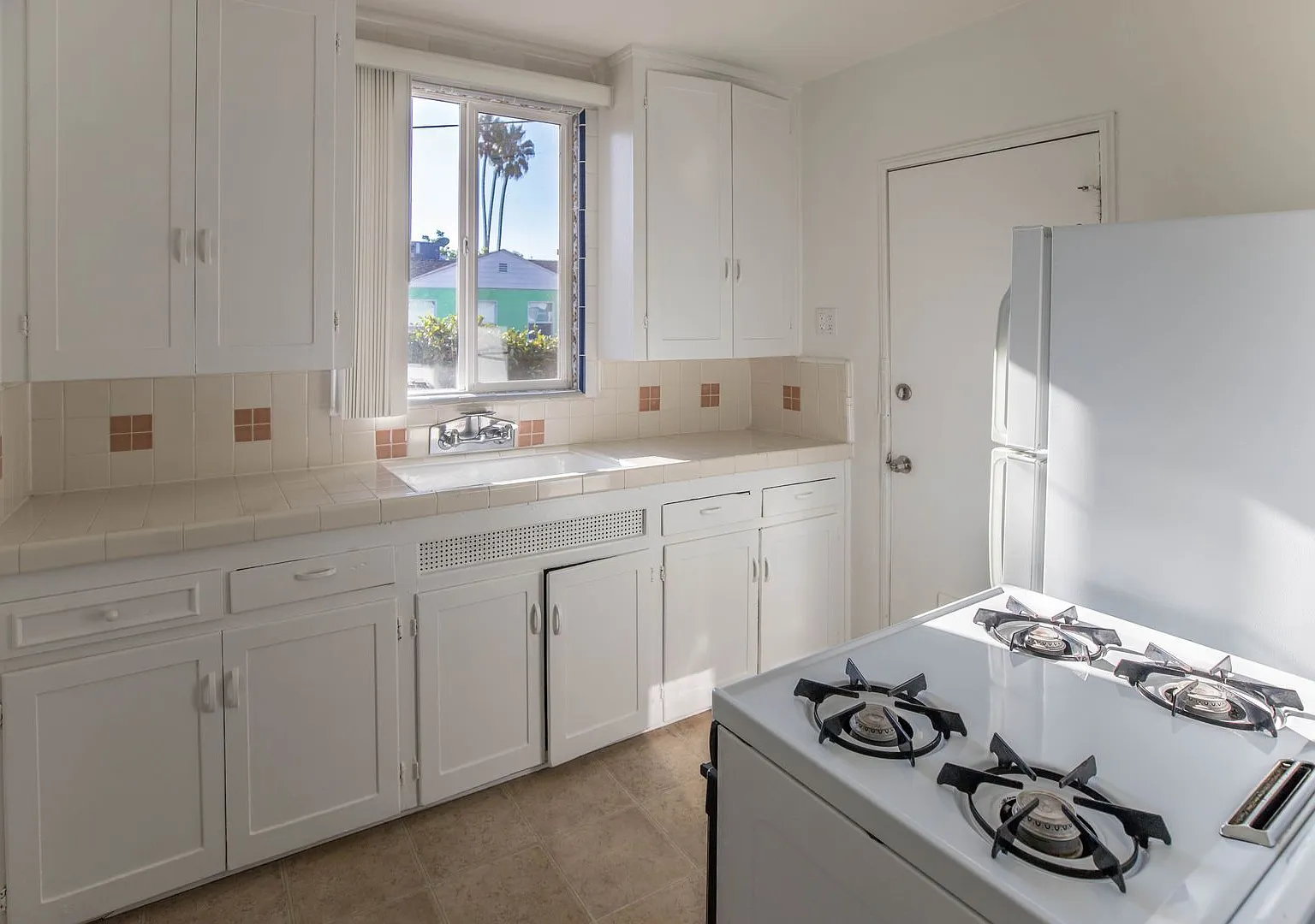 Studio In Santa Monica - Private Yard & Full Kitchen! — Photo 3