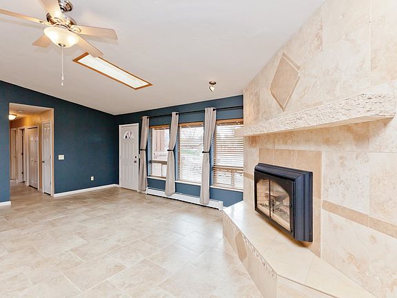 4th image of 2440 Applewood Cir