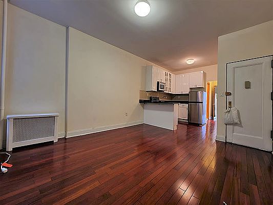 4th image of 47 8th Ave #V