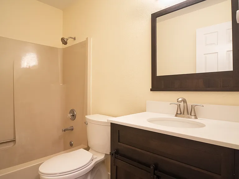 Voltaire Court Apartments — Photo 3