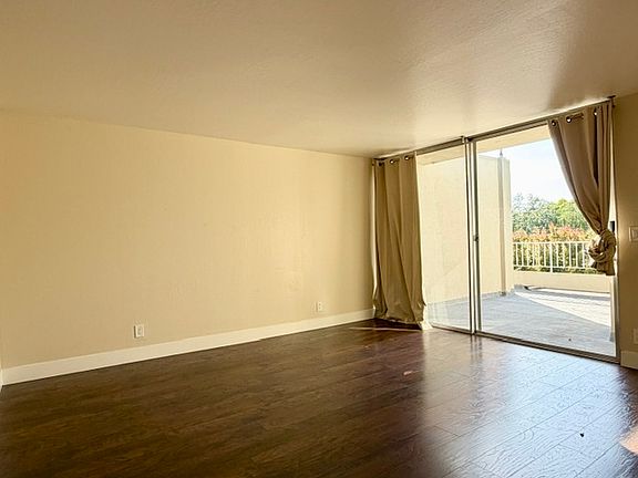 4th image of 500 Peninsula Ave #8