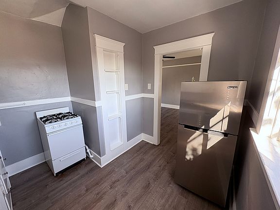 2nd image of 910 N Park Cir #D