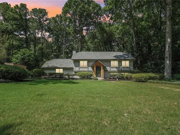 1977 Crescent Dr, Snellville, GA 30078