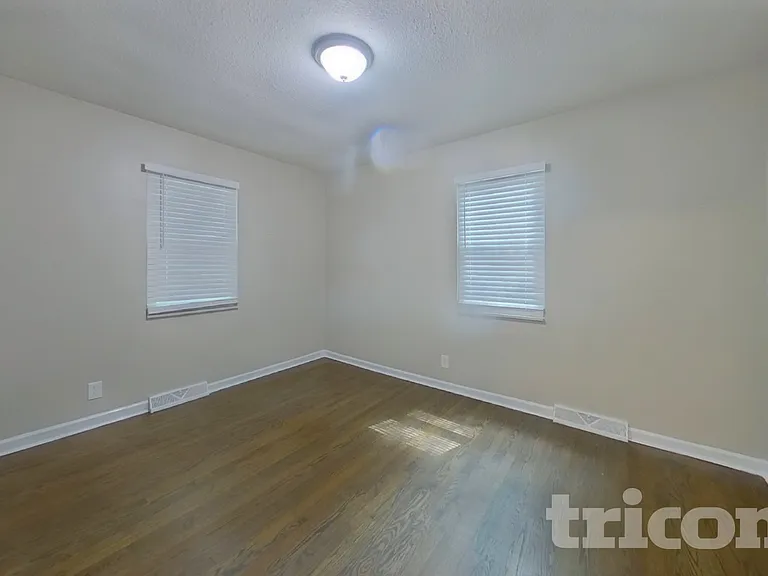 607 NE Darwin St — Photo 8