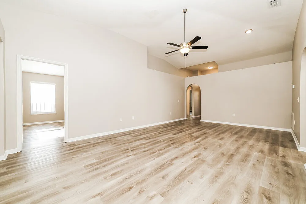3 bed, 2.0 bath, 1874 sqft, $2,105 — Photo 3