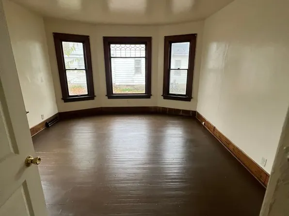 621 W 9th St, Waterloo, IA 50702