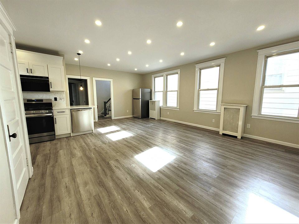 1st image of 170 Lowell Ave #1