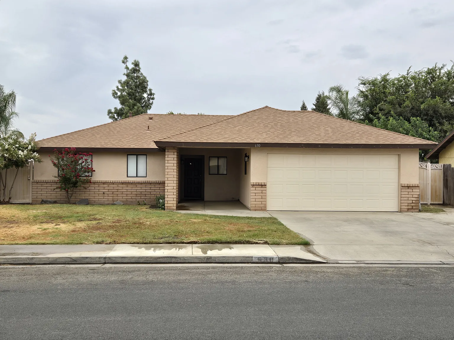 630 N Oxford St — Photo 3