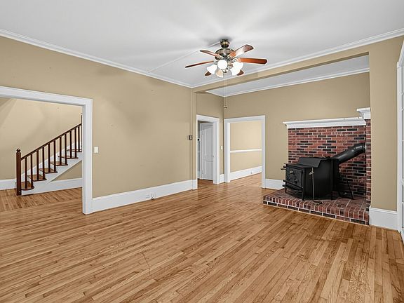3rd image of 616 E Pine St