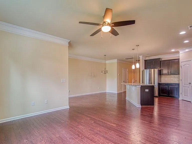 700 Daisy Hill Ln — Photo 4