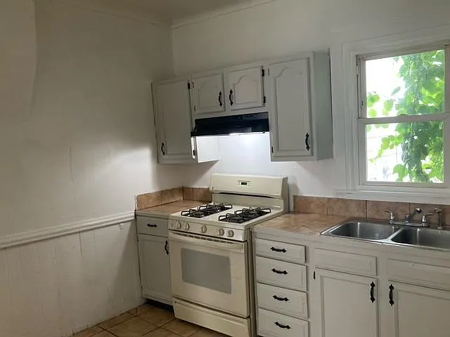 374 Hawley St — Photo 4
