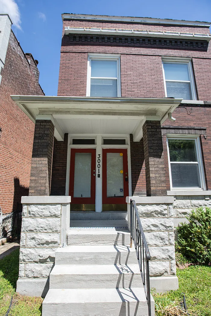 3001 Sidney St photo 1