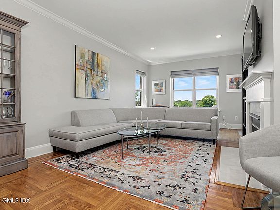 3rd image of 25 W Elm St APT 60