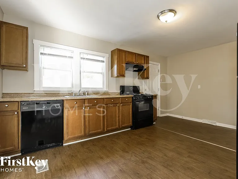 14 E Willow Dr — Photo 6
