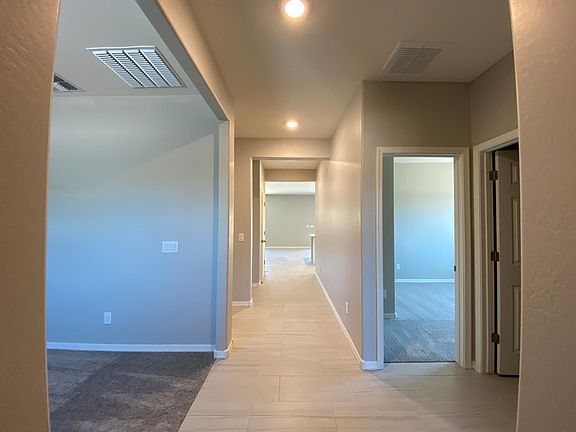 5th image of 303 E Montego Dr