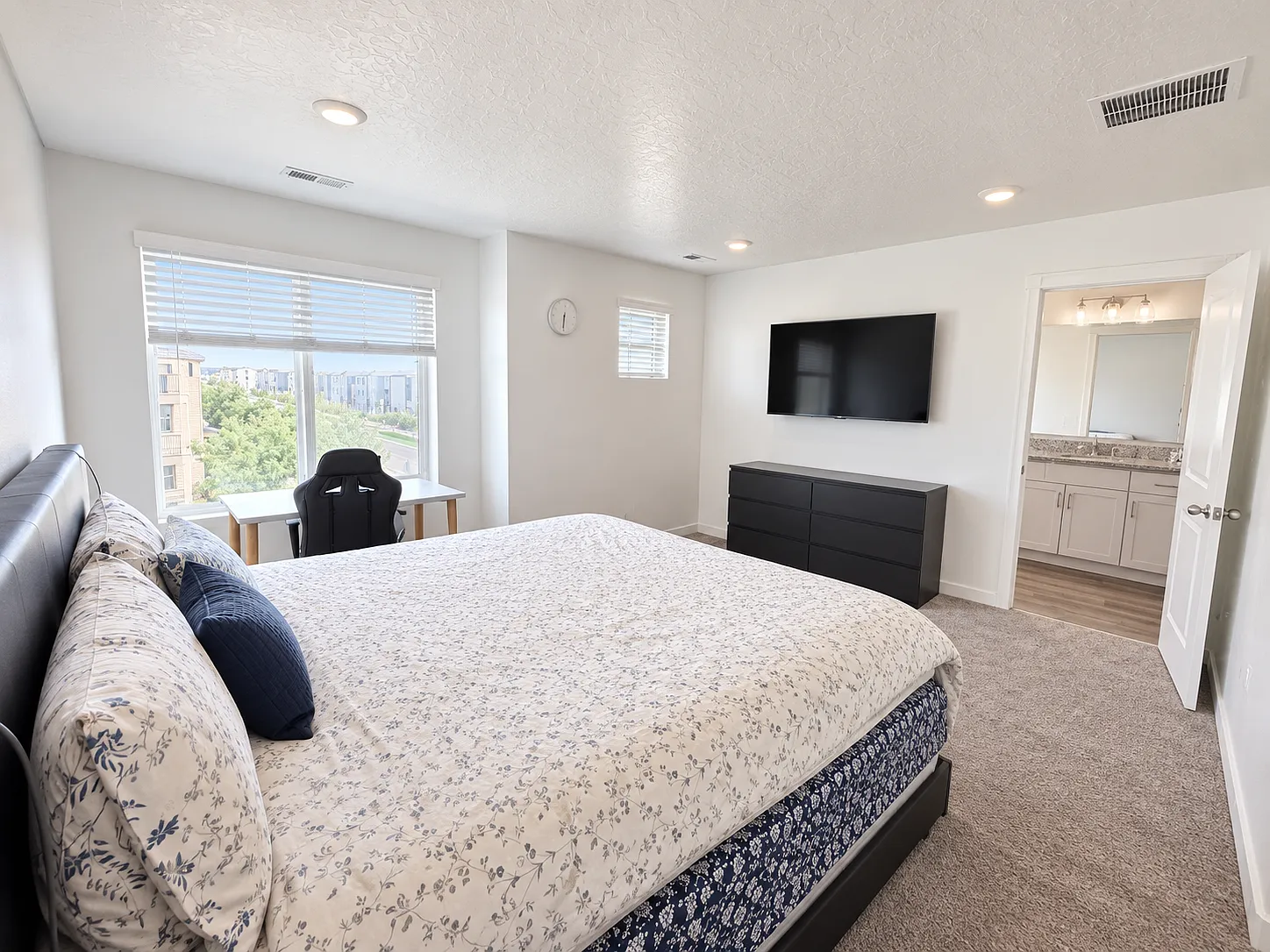 4 bed, 2154 sqft, $850 — Photo 1