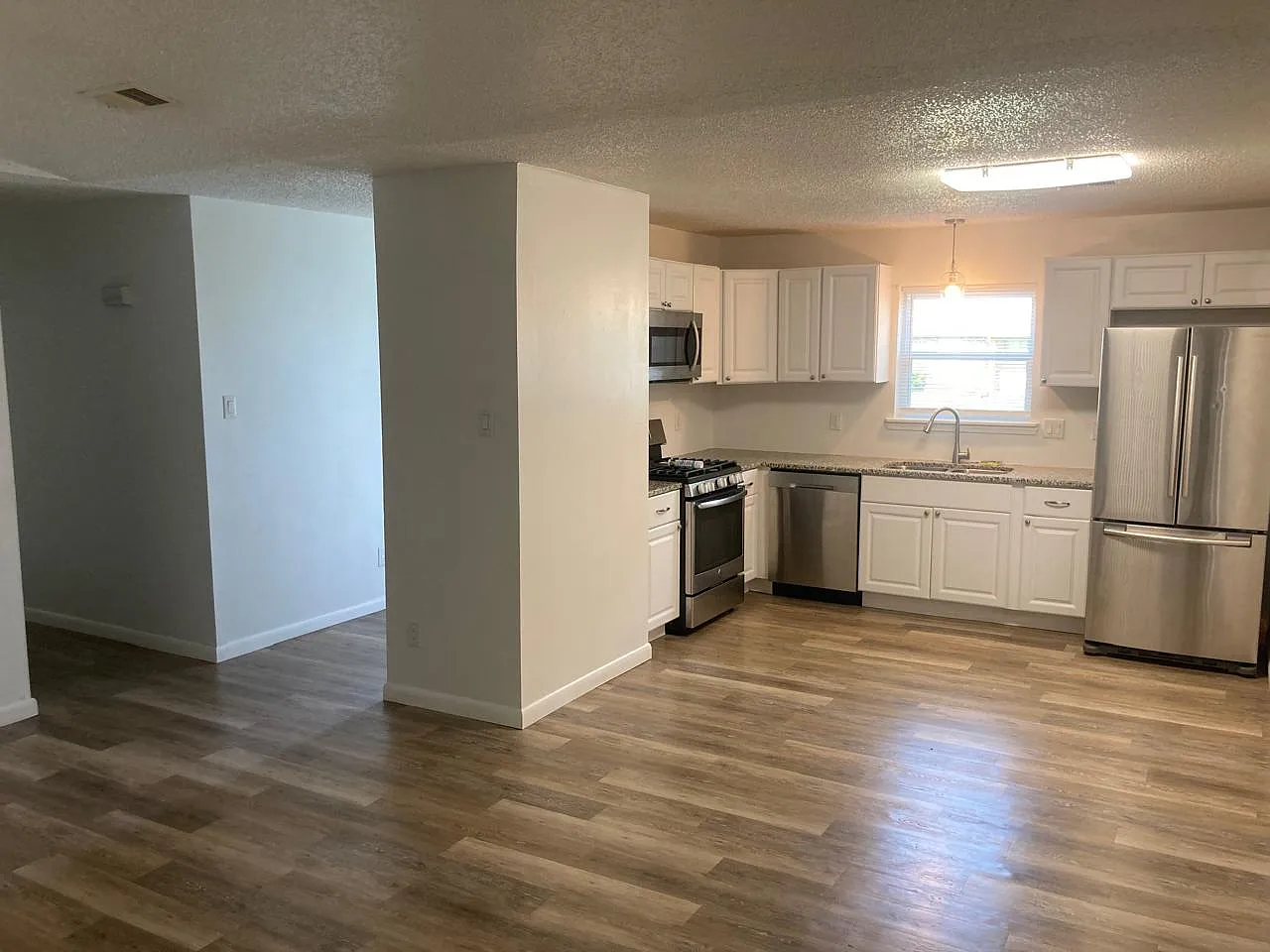 3 bed, 1.5 bath, 1043 sqft, $1,300 — Photo 2