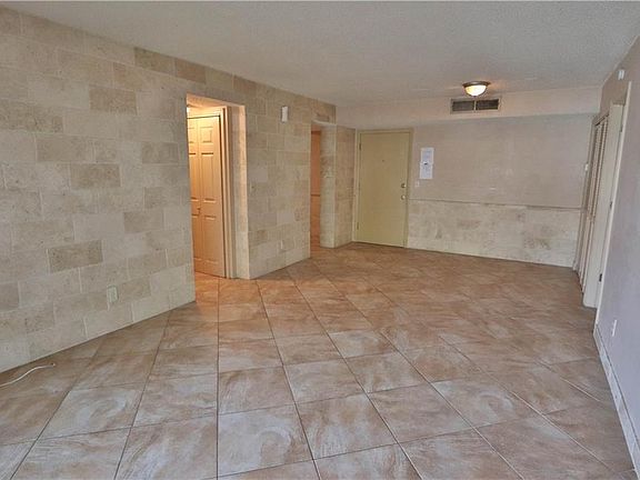 3rd image of 802 Oakgrove Dr APT 245G