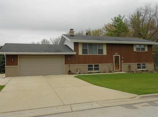 709 Millersville Ave, Howards Grove, WI 53083