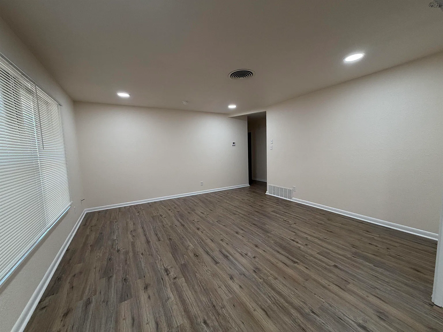 3 bed, 2.0 bath, 1950 sqft, $1,775 — Photo 3