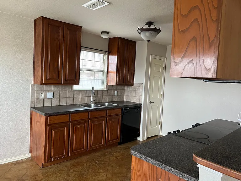 306 Aspen Ct W — Photo 7