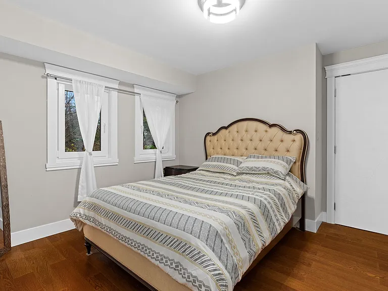 1162 Chartwell Cres — Photo 4
