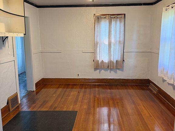 5th image of 2919 Searles Ave