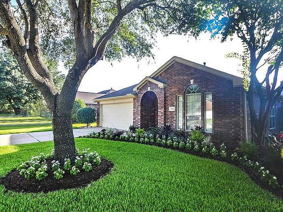 *Lovely Landscaped Yard* on quiet Cul-d-sac street.