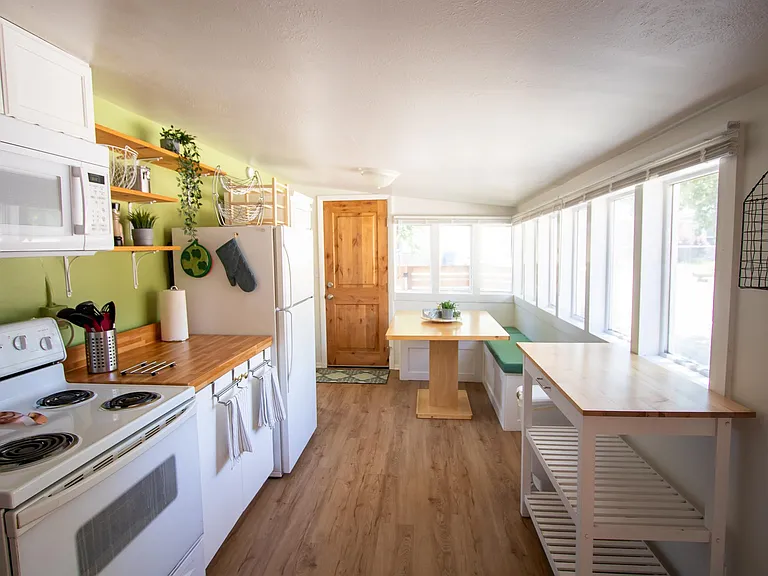 Plenty of kitchen space to cook and great evening light. Comes with the table in the corner