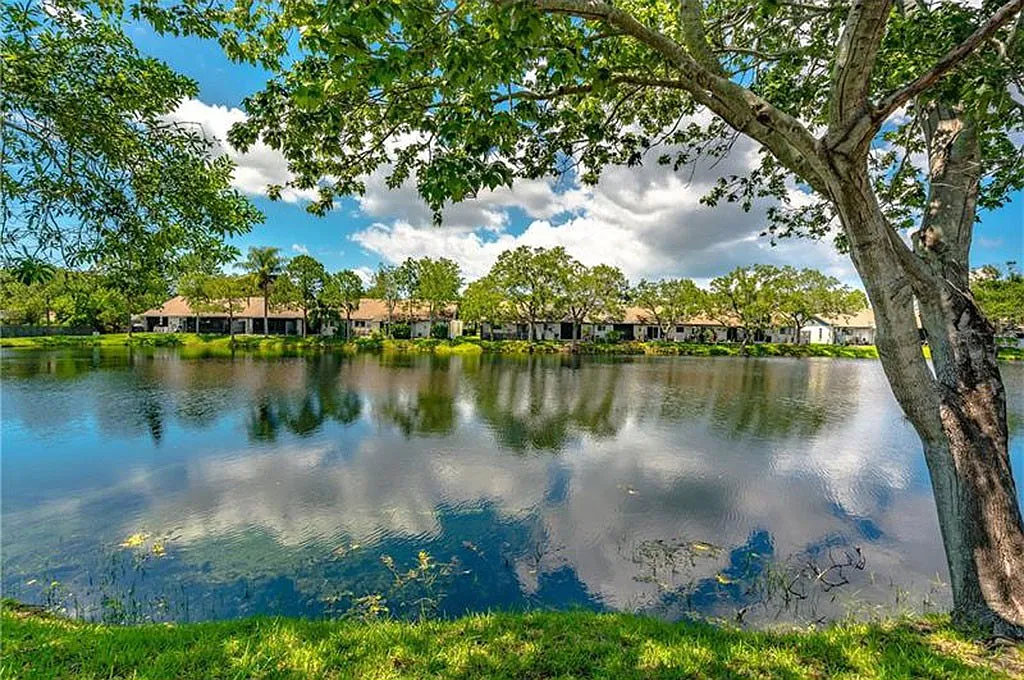 2 bed, 1036 sqft, $1,999 — Photo 3