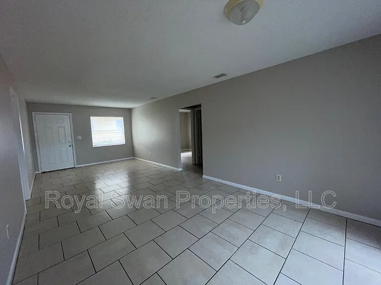 124 Rebecca Ln — Photo 3