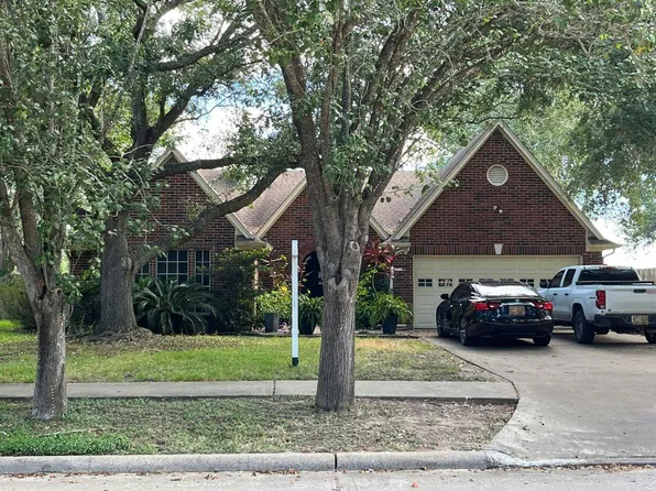 1105 E Adoue St, Alvin, TX 77511