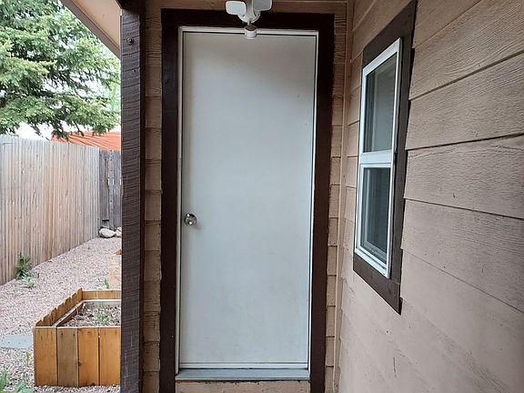 Private entry to apt B