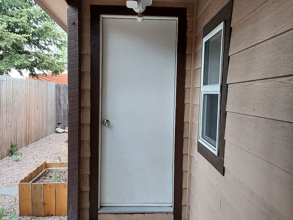 Private entry to apt B