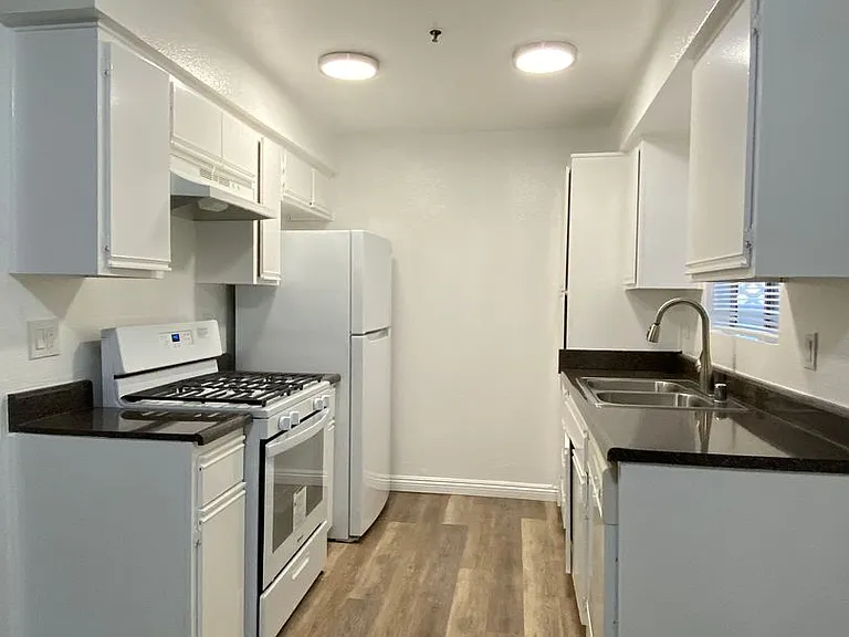 Pico-Wellesley apartments — Photo 6