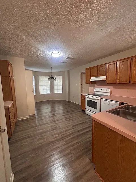 3 bed, 2.0 bath, 1689 sqft, $1,300 — Photo 2