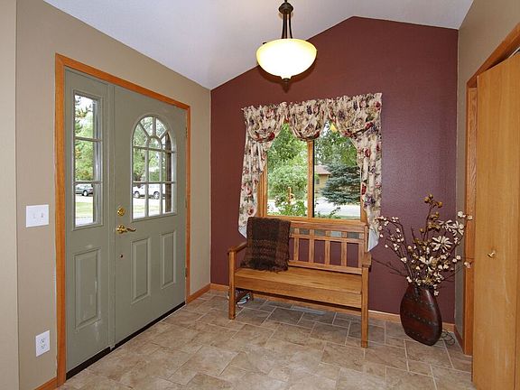 Spacious entryway3