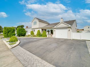 3811 Windsor Dr, Bethpage, NY 11714
