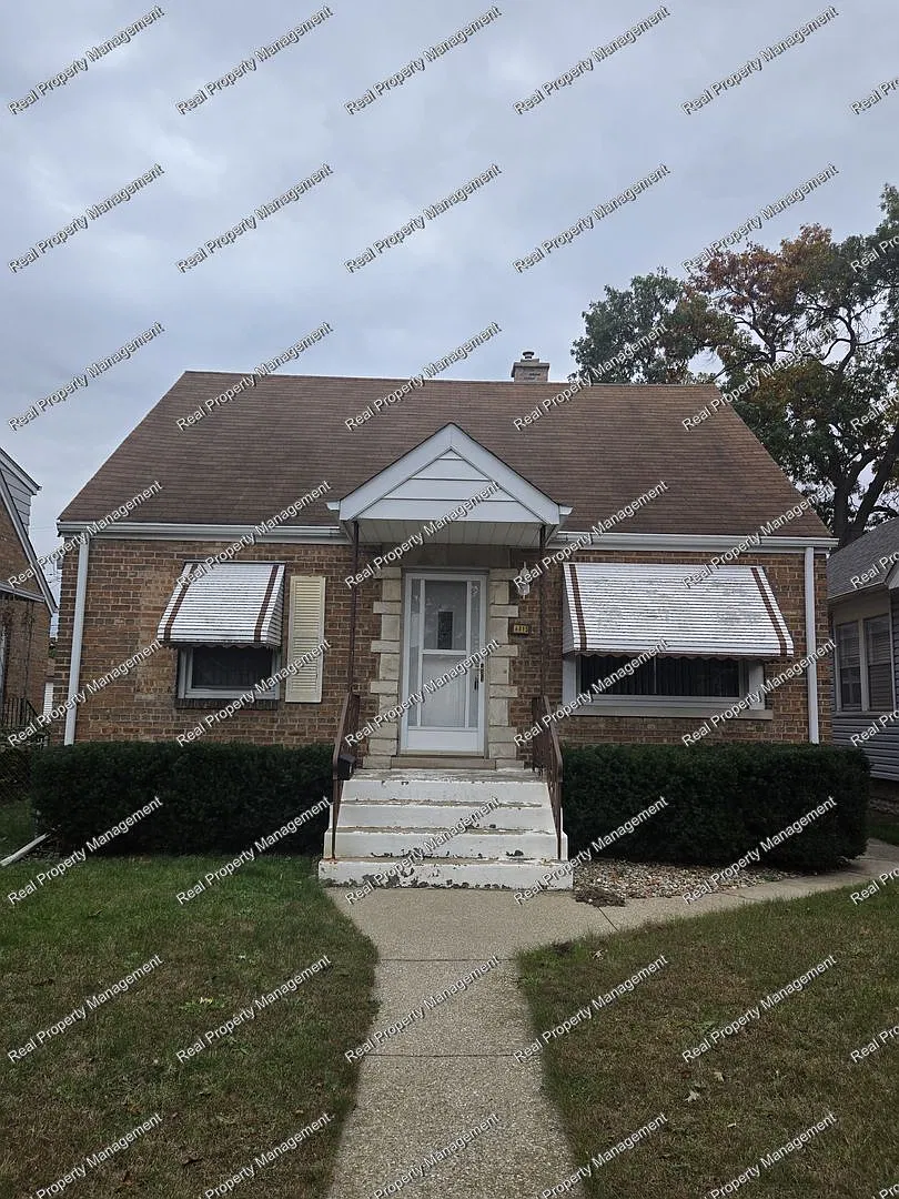 Three Bedroom Cape Cod — Photo 1
