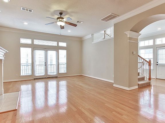 4th image of 915 Reinicke St