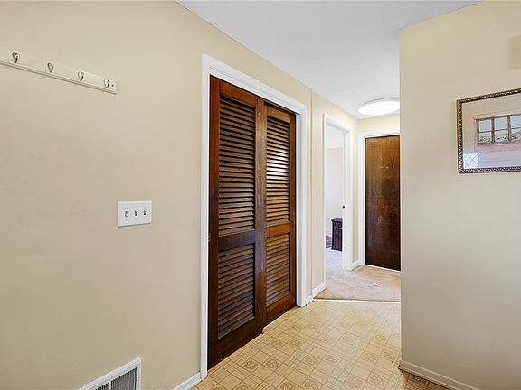 4th image of 10 Medallion Dr
