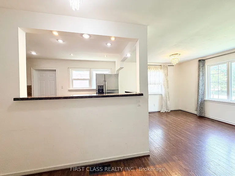 87 Vauxhall Dr — Photo 3