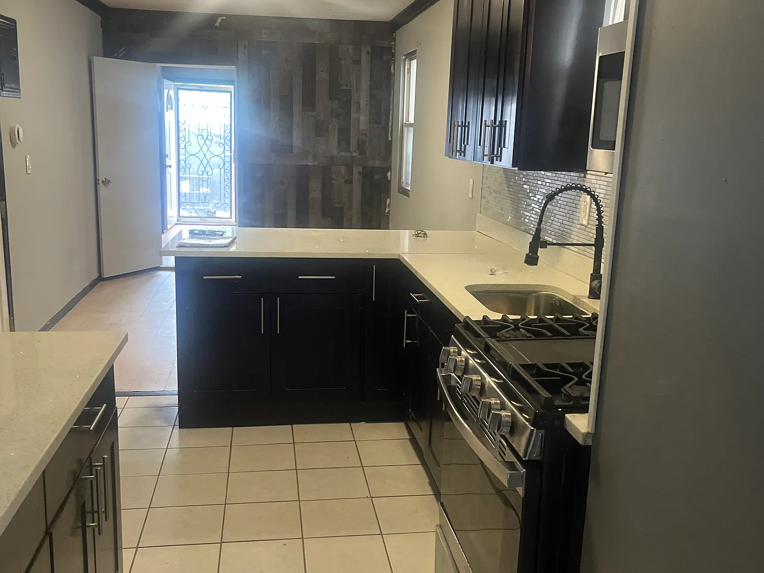 3 bed, 900 sqft, $3,400 — Photo 4