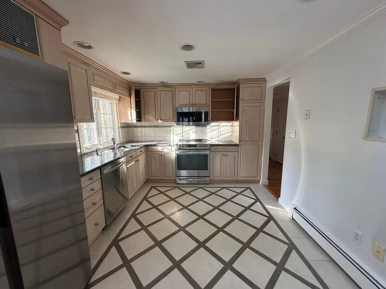 757 Wellesley St — Photo 8