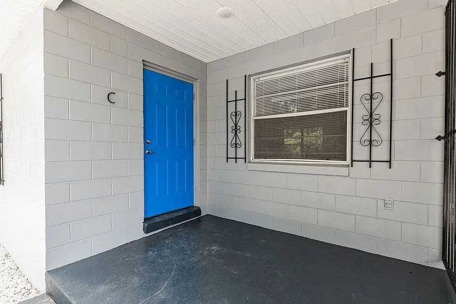 430 Avenue B NE, Unit C — Photo 2
