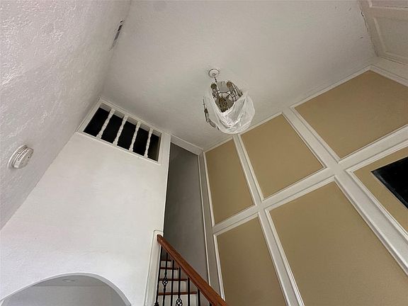 5th image of 6121 Grace Ln