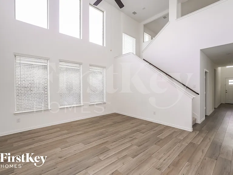 10049 Elkhorn Dr — Photo 3