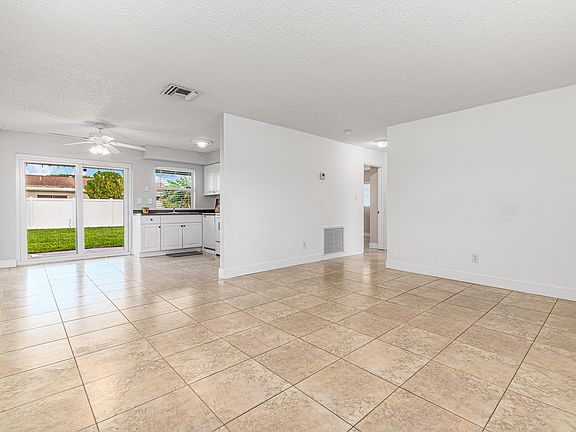5th image of 9607 NW 81st Mnr